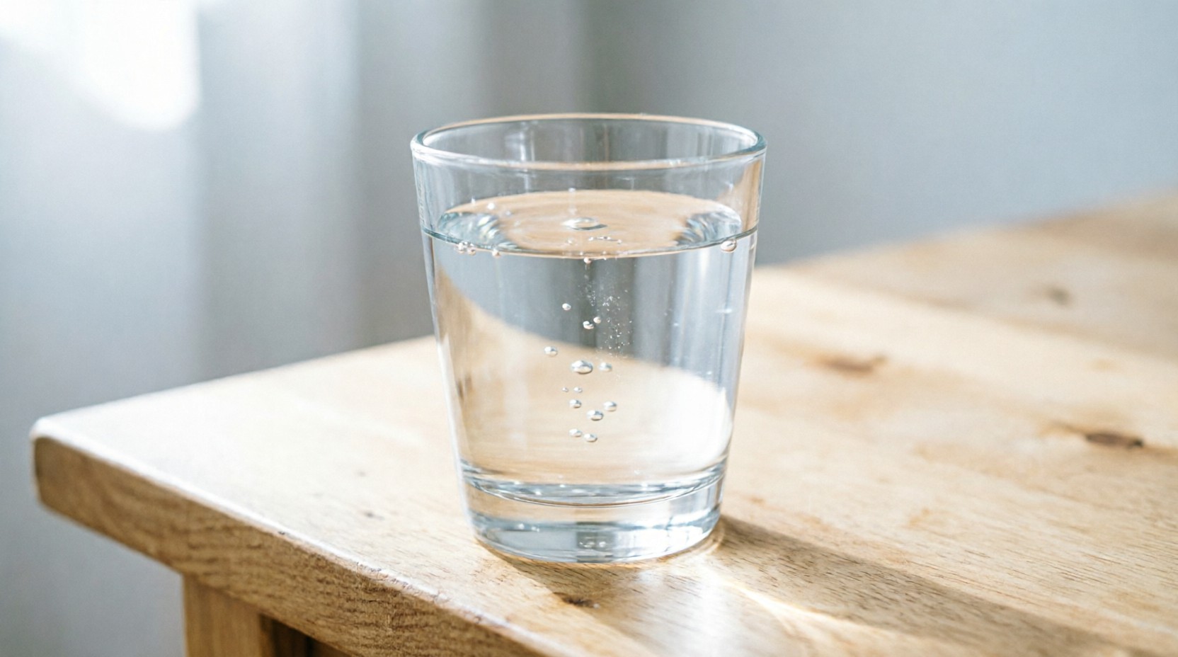 Стакан чистой воды на столе